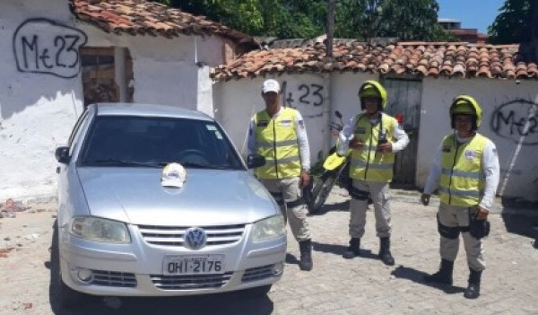 Ronda no Bairro recupera carro roubado no bairro do Jacintinho