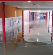 Chuvas causam inundação em escola localizada no CEPA, em Maceió
