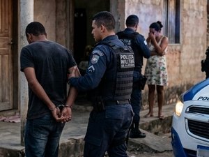 Homem é preso após arremessar mulher e puxá-la pelo cabelo em Feira Grande