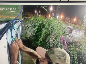 [Vídeo] Câmeras registram homem furtando fios de energia de ar-condicionado em escola de Maceió