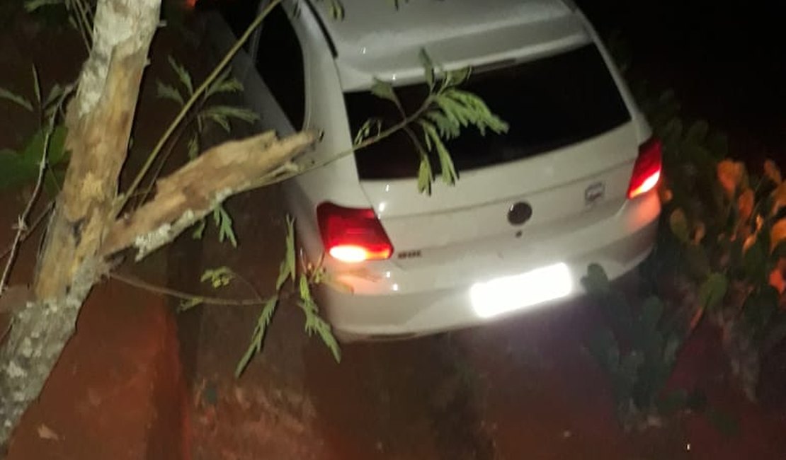 Motorista perde controle do veículo e invade cercado, em Taquarana