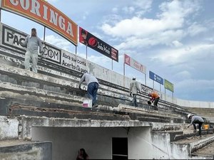 Arquibancadas do Estádio Municipal Coaracy da Mata Fonseca começam a ser pintadas