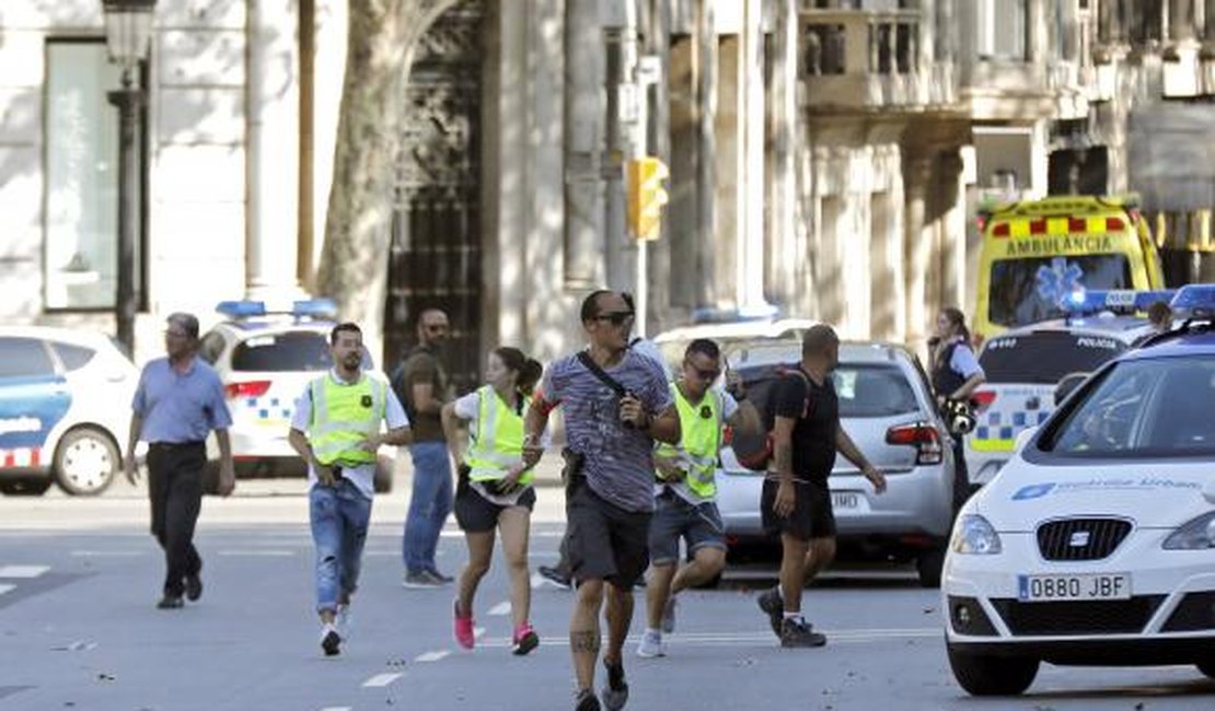 Atentado terrorista deixa ao menos dois mortos e 20 feridos em Barcelona
