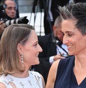 Jodie Foster e a mulher trocam beijo apaixonado no Festival de Cannes
