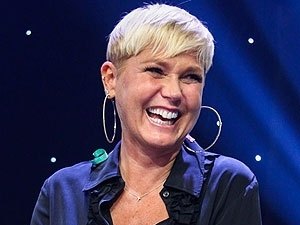 Xuxa se desculpa com a Record por brincadeiras: 'aqui eu posso tudo'