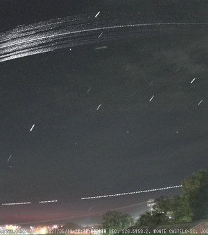Satélites da SpaceX são vistos no céu de SC