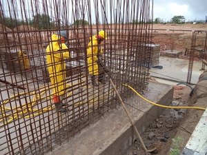 Adutora do Alto Sertão vai levar água a oito municípios da região