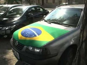 Bandeiras, buzinas e adesivos da Copa no carro podem gerar multas