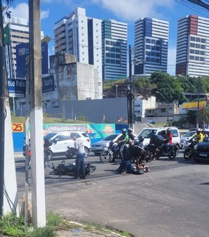 Colisão traseira entre duas motocicletas deixa feridos na Av. Gustavo Paiva