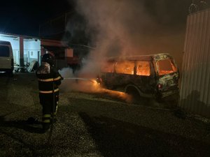 Van pega fogo em oficina mecânica após apresentar pane elétrica