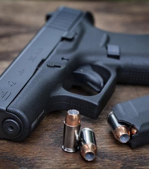 Suspeito é apreendido com arma de fogo após perseguição, em Maceió