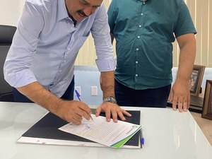 Marlan Ferreira comunica afastamento por 15 dias e transfere cargo ao vice Felipe Boró