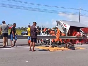 Caminhão tomba e deixa homem preso às ferragens na Barra de São Miguel