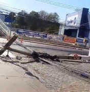 carro derruba postes e deixa fios de alta tensão no meio da rua na Ladeira da Sococo em Maceió