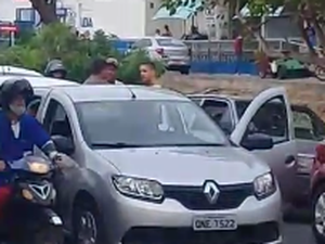 [Vídeo] Homem pega facão durante briga de trânsito, em Arapiraca