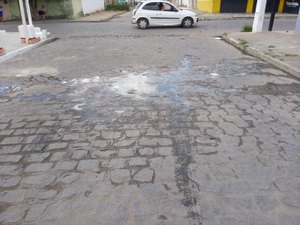 [Vídeo] Vazamento de água em rua da Baixa Grande, em Arapiraca, preocupa moradores