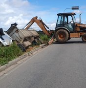 [Vídeo]Motorista perde o controle e caminhão fica pendurado próximo a viaduto, em Arapiraca