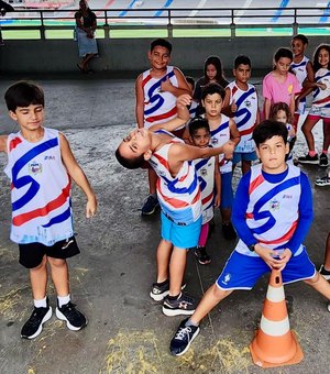 Escolinha de atletismo gratuita mobiliza crianças e agita as tardes no estádio Rei Pelé