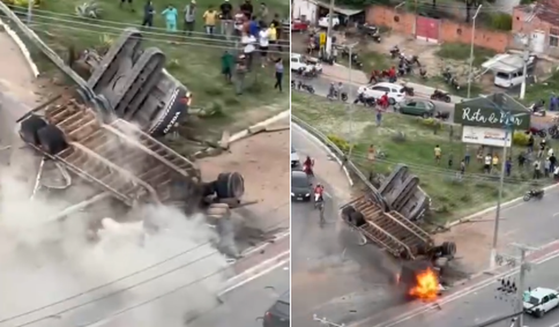 Carreta que transportava retroescavadeira tomba e pega fogo na Rota do Mar