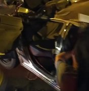 Homem é jogado para fora do carro após capotar na Avenida Durval de Góes Monteiro