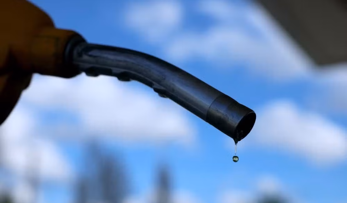 Petróleo passa de US$ 100 mesmo após EUA liberarem compra de barris russos