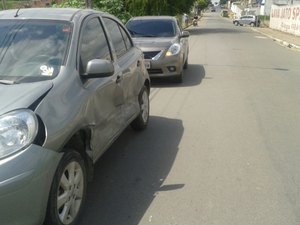 Carro não respeita sinalização e colide contra outro veículo em cruzamento