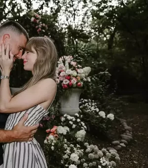 Taylor Swift se casa hoje com jogador de futebol americano Travis Kelce