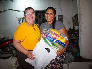 Prefeitura de Porto Calvo doa cestas e kits de higiene pessoal para moradores da Usina Santa Maria