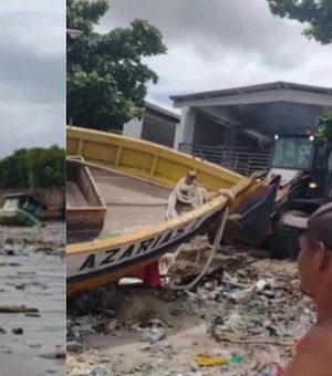 Ressaca do mar arrasta embarcações e danifica calçadão em Maceió