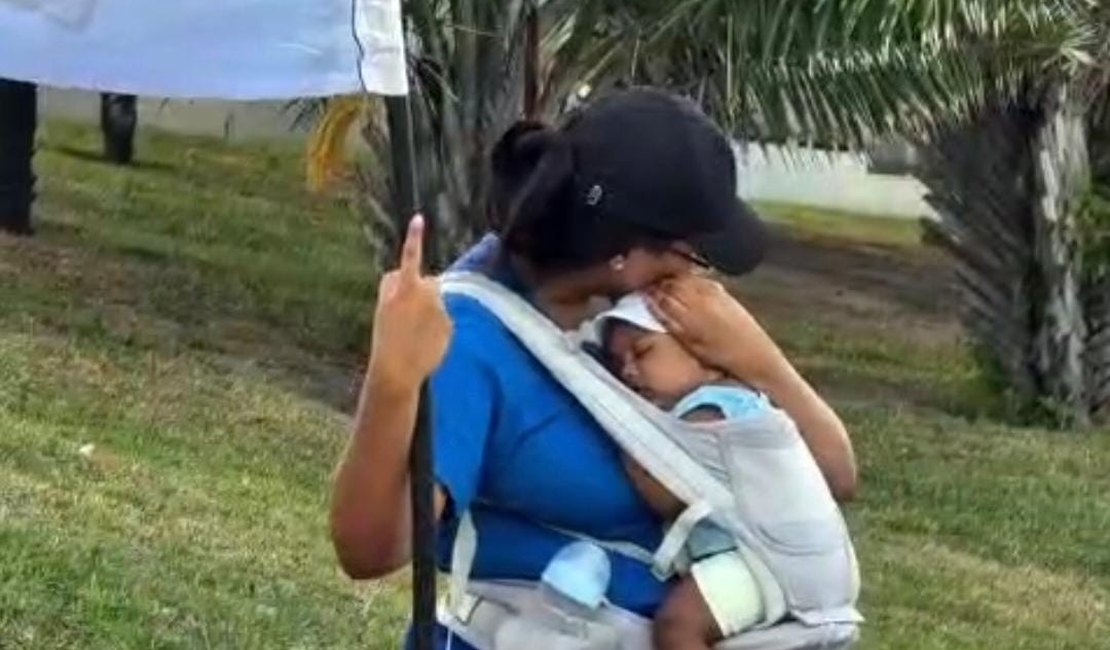 Influenciador viraliza após flagrar mãe trabalhando em campanha com bebê de 4 meses