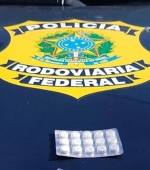 PRF em Alagoas flagra casal portando duas cartelas de comprimidos de