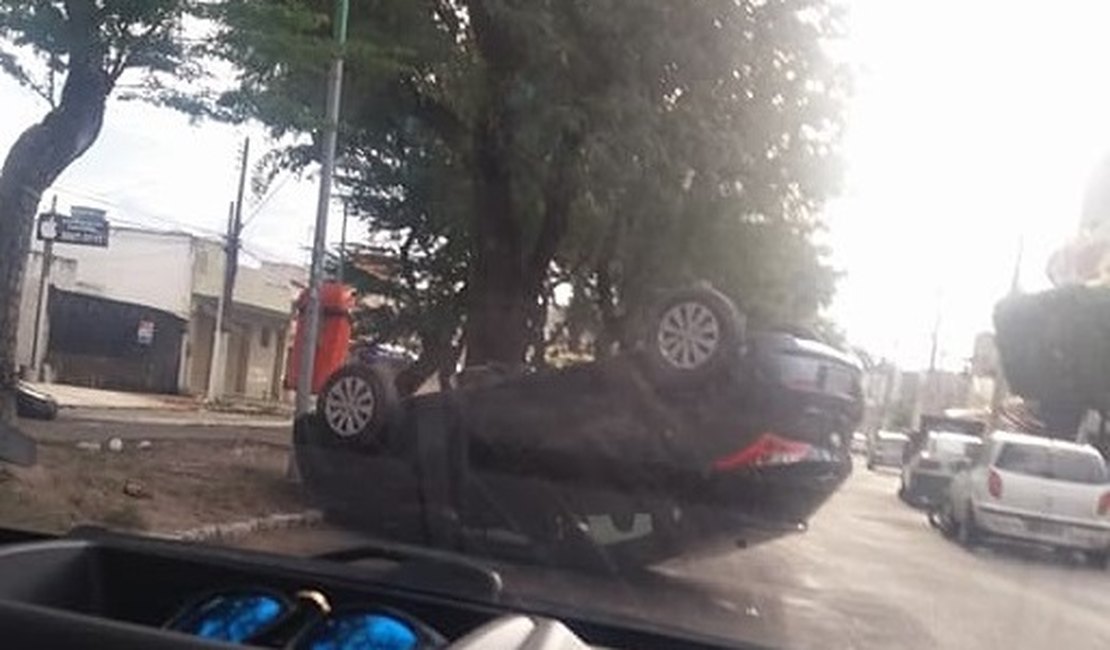 Carro capota e interdita parte de pista na antiga Avenida Amélia Rosa