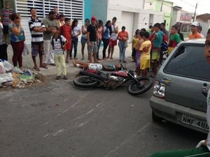Acidente entre moto e carro deixa dois feridos no Centro