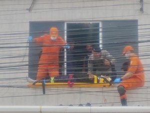 PM presta primeiros socorros a homem que sofreu descarga elétrica no Jacintinho