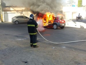 [Vídeo]Carro de policial militar pega fogo e fica completamente carbonizado 