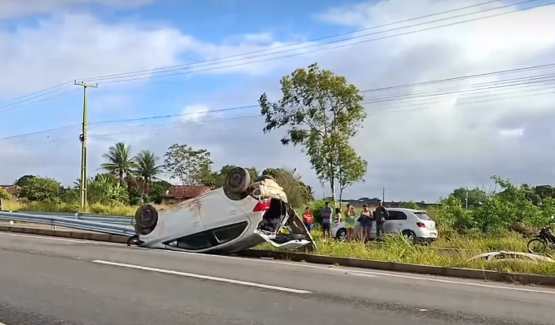 Motorista perde o controle da direção e capota veículo na AL-110 em Arapiraca