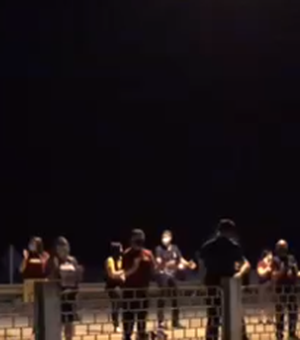 [Vídeo]Coral  faz cantata em frente ao 3º Batalhão de Polícia Militar de Arapiraca