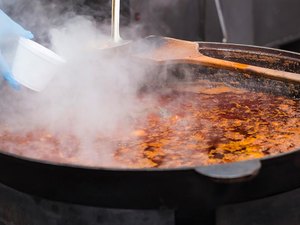 Chef de cozinha morre após cair em caldeirão de sopa de galinha