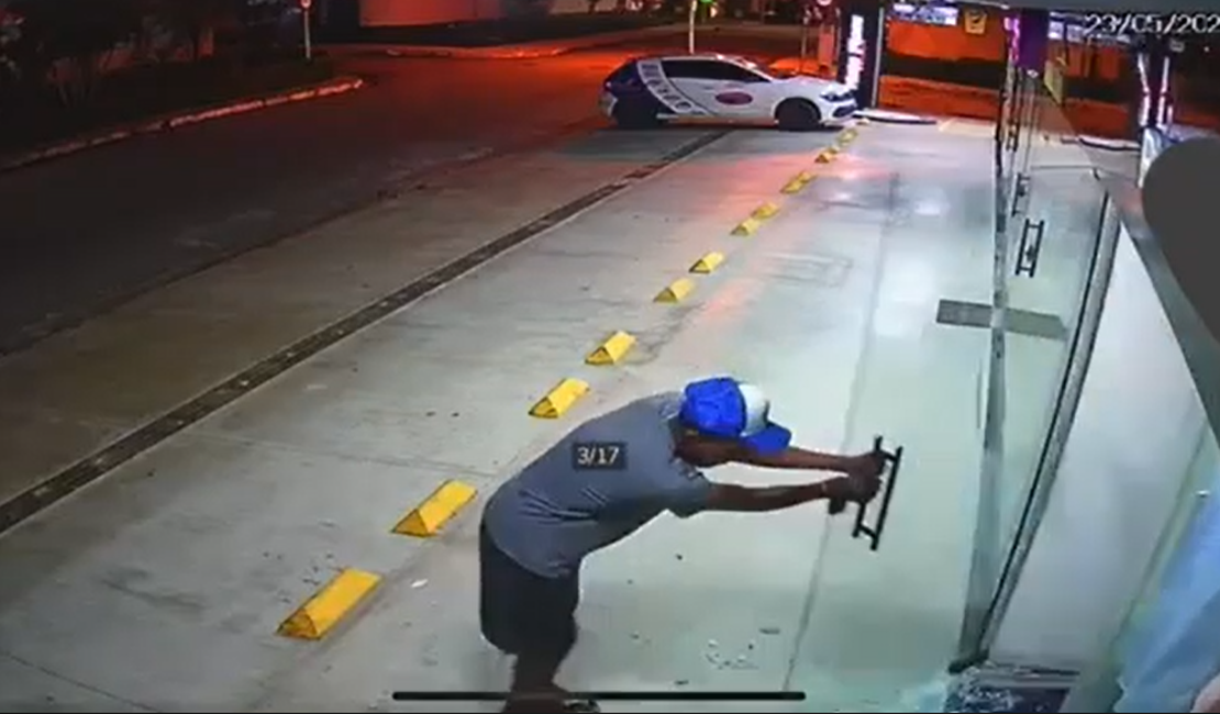 [Vídeo] Criminoso quebra vidraça e invade loja de roupas na Jatiúca