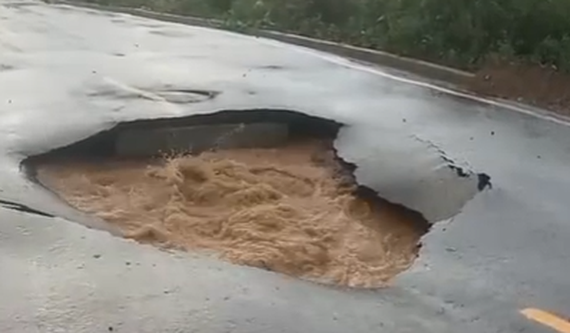 Chuva forte abre cratera em pista recém-asfaltada no bairro Guaribas, em Arapiraca