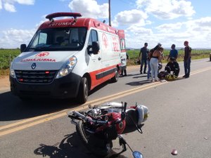 Colisão entre carro e moto deixa um ferido na AL-220