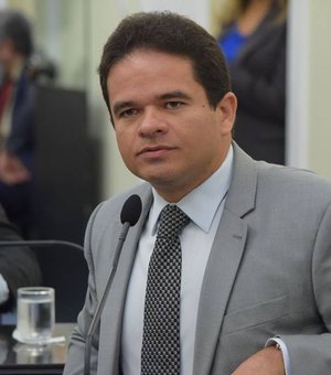 Marcelo Victor interrompe várias vezes e tenta intimidar deputada Jó Pereira durante sessão
