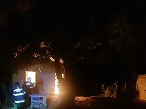 [Vídeo ] Morador esquece vela acesa e incêndio destrói casa em Penedo