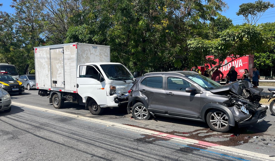 [Vídeo] Carro fica imprensado entre caminhões em engavetamento na Av. Fernandes Lima