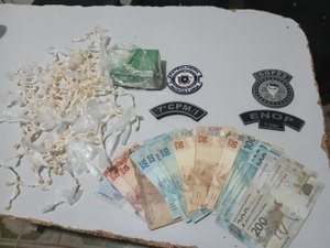 Motociclista colide contra viatura da PM e é preso com mais de 400 pedras de crack