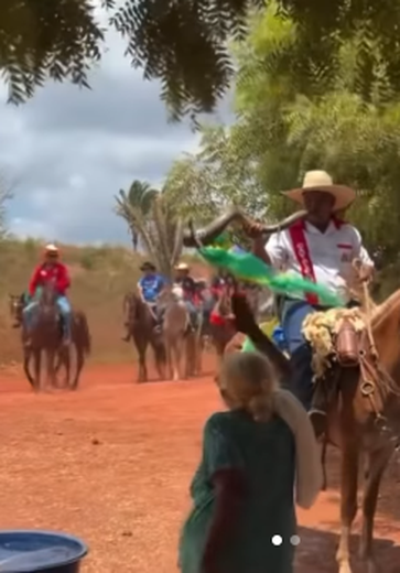 Moradora prepara água para cavalos durante cavalgada e chama atenção