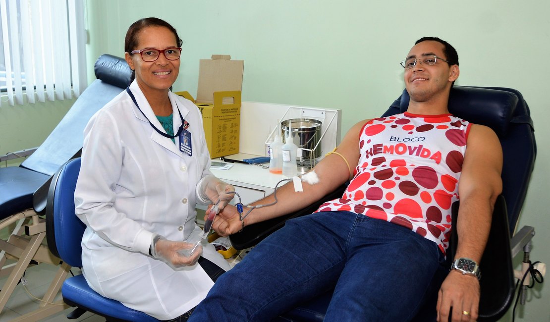 Doadores de sangue recebem camisa do Bloco do Hemoal