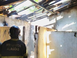 Casa pega fogo e tem parte do telhado destruído na zona rural de Arapiraca