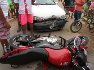 Colisão envolvendo carro e moto deixa uma pessoa ferida em São Miguel