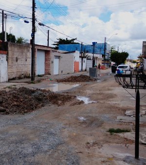 Vazamento causa transtornos para moradores do bairro do Benedito Bentes